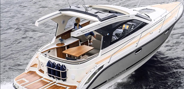 Aquador 30 ST — powerboat