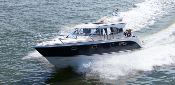 Aquador 32 C — powerboat