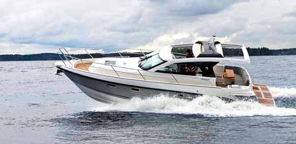 Aquador 35 ST — powerboat