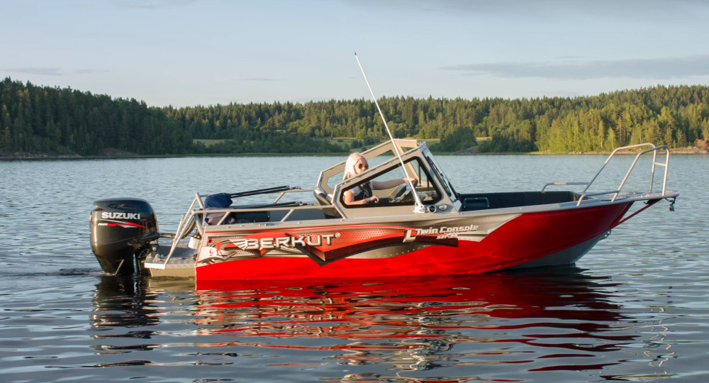 Berkut L-TwinConsole — powerboat
