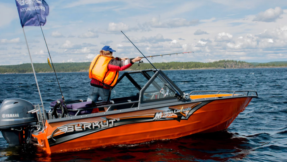 Berkut M-DC (DoubleConsole) — powerboat