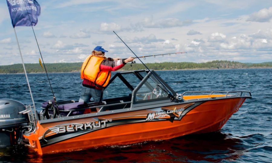 Berkut M-DC (DoubleConsole) — powerboat