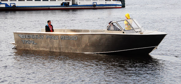 Berkut Pro 9000 — powerboat