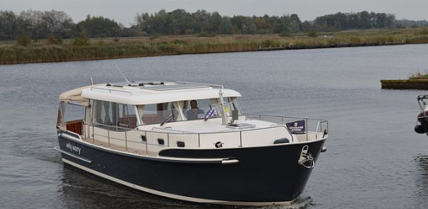 Brandsma Luna 37 — powerboat