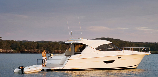 Riviera 4400 Sport Yacht — powerboat