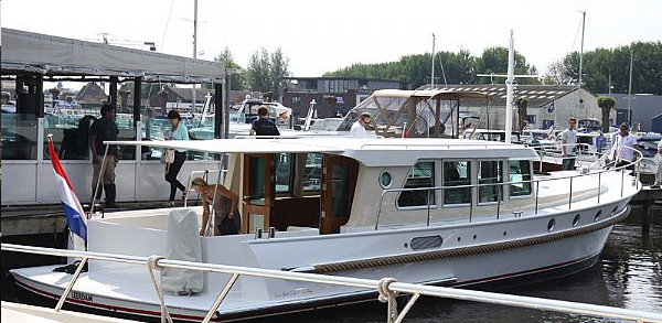 Serious Gently 45' Low Bridge — powerboat
