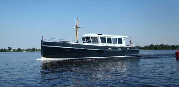 Steeler Explorer 47 — powerboat